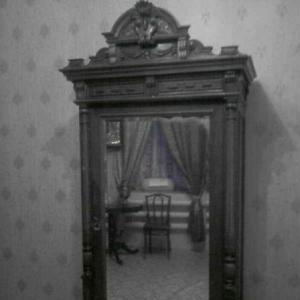 Зачем закрывают зеркала в доме после смерти человека